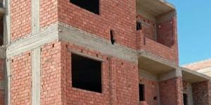 وقف أعمال بناء دور مخالف وإزالة الأعمدة والسقف والمباني بمنطقة الـ620 فدان بطيبة :اليوم السابع