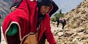 حملت نعش ابنة أخيها على كتفيها.. المخلافي يكرّم افتكار بعد موقفها الاستثنائي في تعز