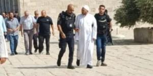 قوات الاحتلال تعتقل خطيب الأقصى بعد خطبة الجمعة وتغلق حاجز قلنديا