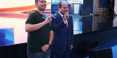 الرئيس السيسي يصافح شابا من ذوي الهمم ويؤكد حرصه على تنفيذ طلباته