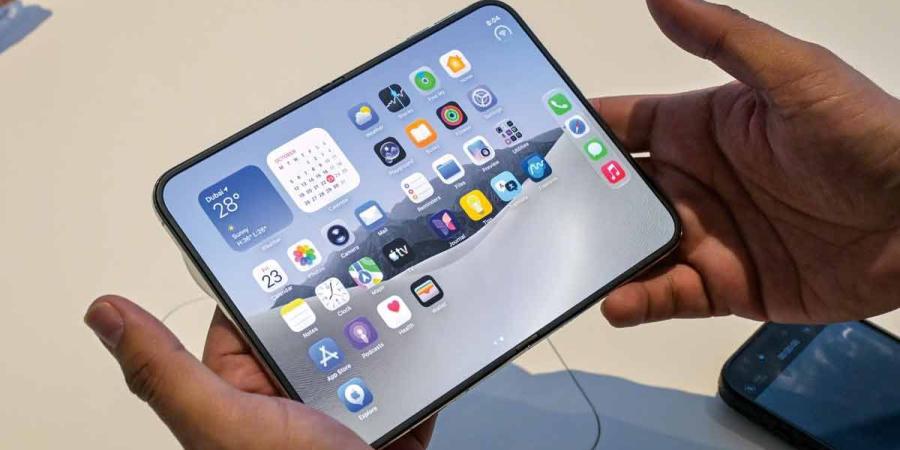 طوابير في دبي لاستلام هواتف «آيفون دوو» القابلة للطي