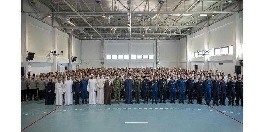 ولي عهد أبوظبي يزور مركز تدريب فني في اليونان ويلتقي طلبة عسكريين إماراتيين
