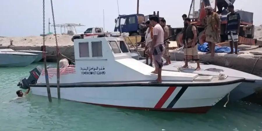 الداخلية اليمنية: الحوثيون استهدفوا مقري خفر السواحل في عدن بثلاثة صواريخ باليستية