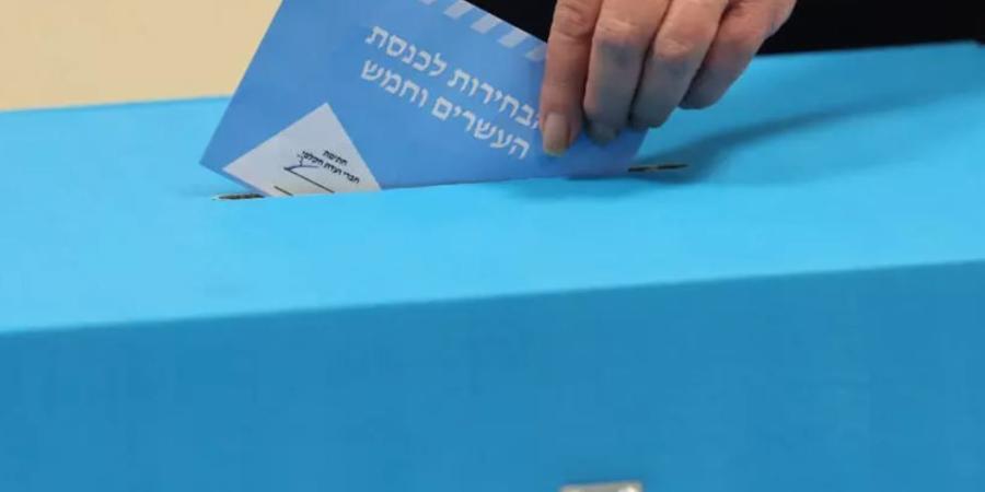 هآرتس: استطلاعات الانتخابات الإسرائيلية تكشف تقارب المنافسة وصعوبة حسم الأغلبية