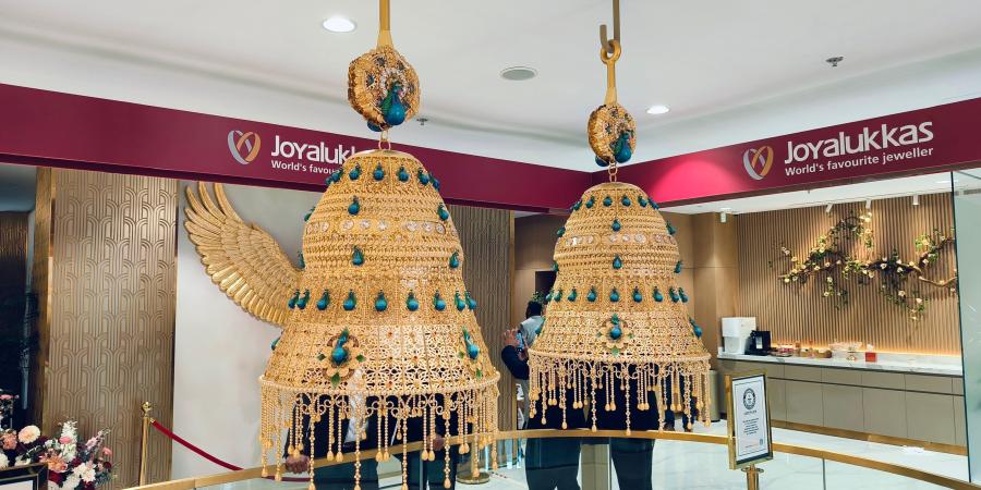أقراط ذهبية ضخمة في دبي تدخل " غينيس" للأرقام القياسية العالمية