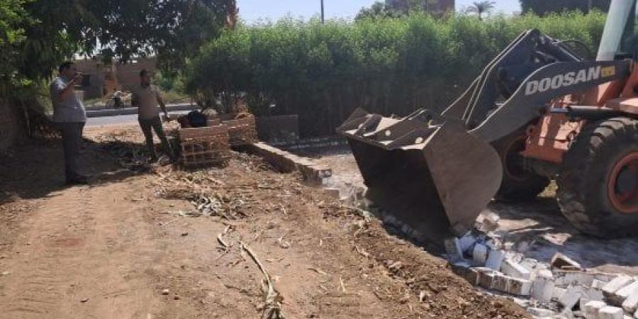 مدينة الأقصر تنفذ 3 قرارات إزالة بحى جنوب واستمرار تركيب وترميم بلاط الإنترلوك :اليوم السابع