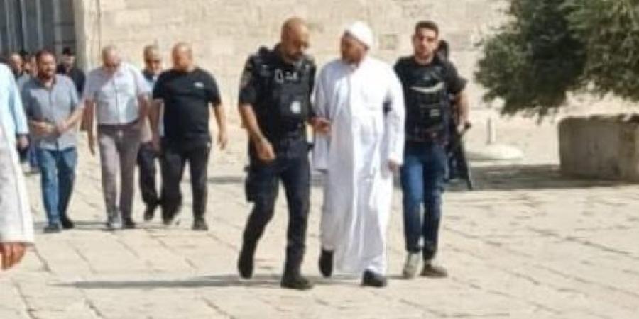 قوات الاحتلال تعتقل خطيب الأقصى بعد خطبة الجمعة وتغلق حاجز قلنديا