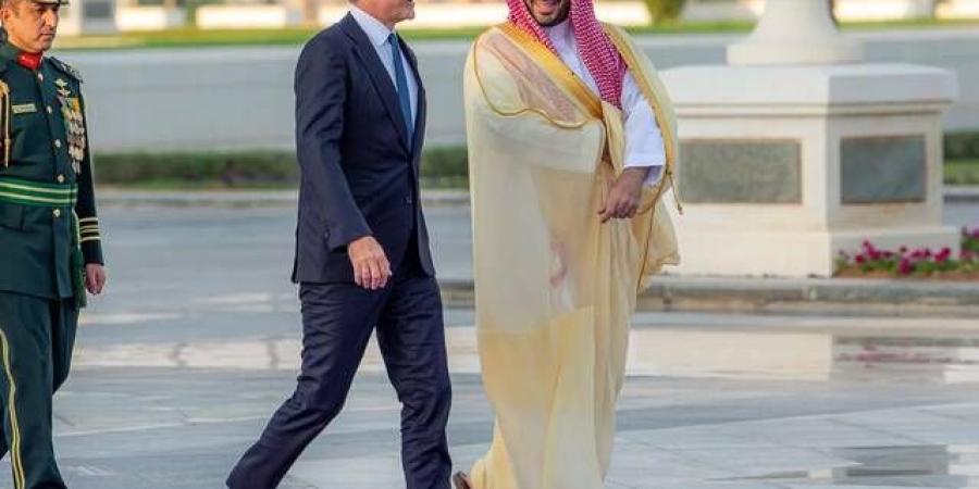 ولي العهد يبحث مع رئيس وزراء اليونان تعزيز التعاون والتطورات الإقليمية